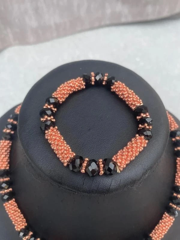 Zwarte en bronzen halsband en armband set – photo 2